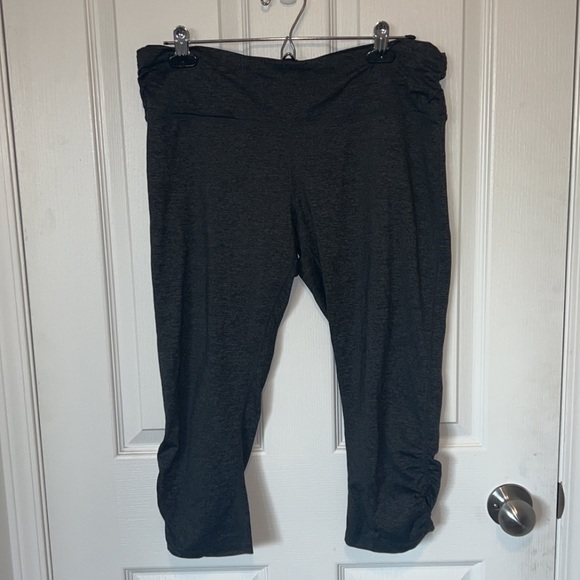 Cropped Ruched Leggings - Picture 1 of 3